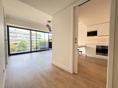 Apartamento T1 - Avenida de Berlim - Cozinha Equipada - Parqueamento.