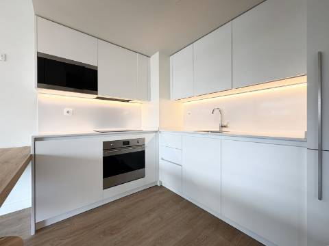 Apartamento T1 - Avenida de Berlim - Cozinha Equipada - Parqueamento.