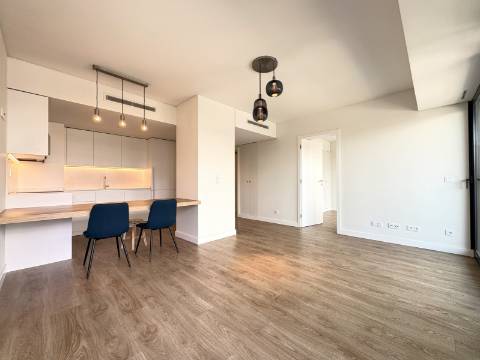 Apartamento T1 - Avenida de Berlim - Cozinha Equipada - Parqueamento.