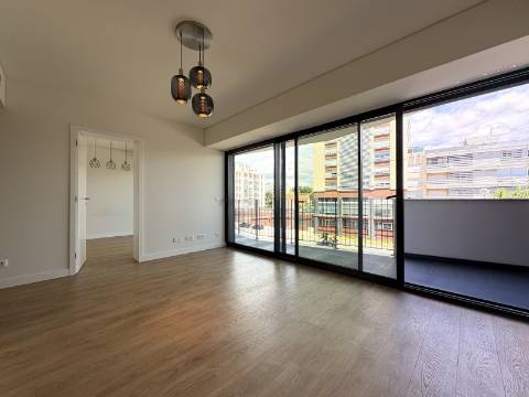 Apartamento T1 - Avenida de Berlim - Cozinha Equipada - Parqueamento.