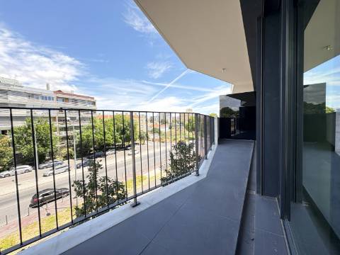 Apartamento T1 - Avenida de Berlim - Cozinha Equipada - Parqueamento.