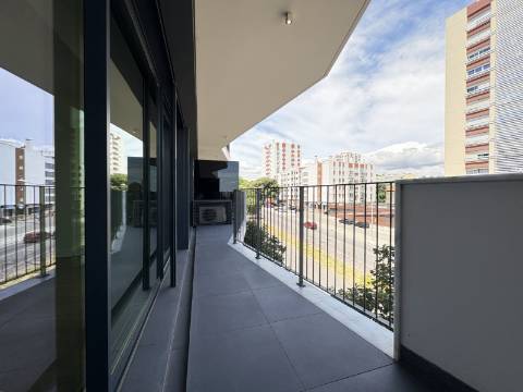 Apartamento T1 - Avenida de Berlim - Cozinha Equipada - Parqueamento.