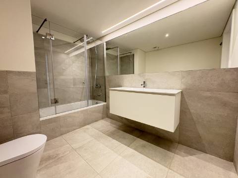 Apartamento T1 - Avenida de Berlim - Cozinha Equipada - Parqueamento.