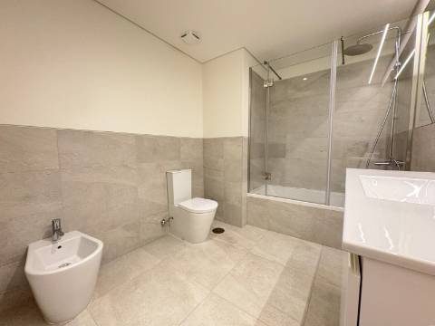 Apartamento T1 - Avenida de Berlim - Cozinha Equipada - Parqueamento.