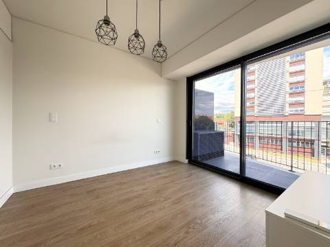 Apartamento T1 - Avenida de Berlim - Cozinha Equipada - Parqueamento.