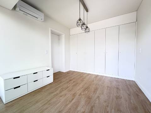 Apartamento T1 - Avenida de Berlim - Cozinha Equipada - Parqueamento.