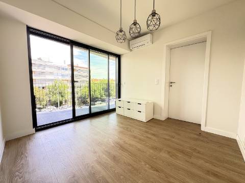 Apartamento T1 - Avenida de Berlim - Cozinha Equipada - Parqueamento.