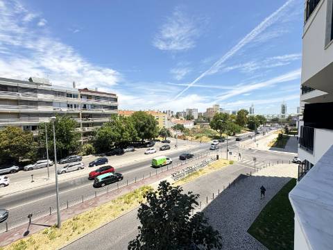 Apartamento T1 - Avenida de Berlim - Cozinha Equipada - Parqueamento.