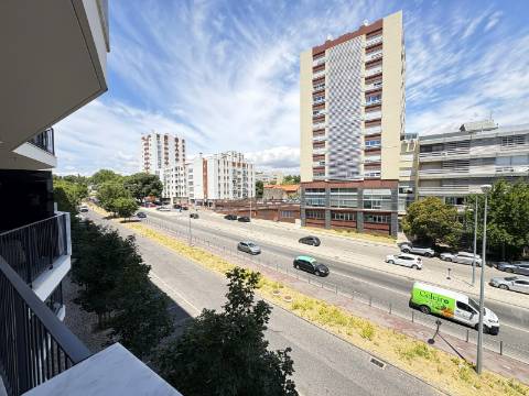 Apartamento T1 - Avenida de Berlim - Cozinha Equipada - Parqueamento.