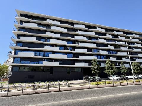 Apartamento T1 - Avenida de Berlim - Cozinha Equipada - Parqueamento.