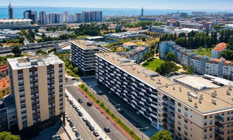 Apartamento T1 - Avenida de Berlim - Cozinha Equipada - Parqueamento.