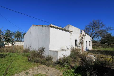 Duas moradias inseridas em terreno, com área total de 1,4 ha