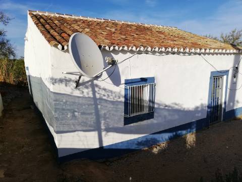 Moradia antiga, inserida em terreno com 800m2