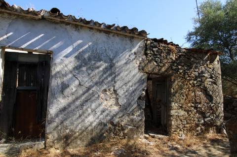 Casa Antiga para recuperar, e Terreno.