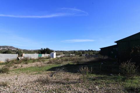 Terreno com casa e armazem, Faro