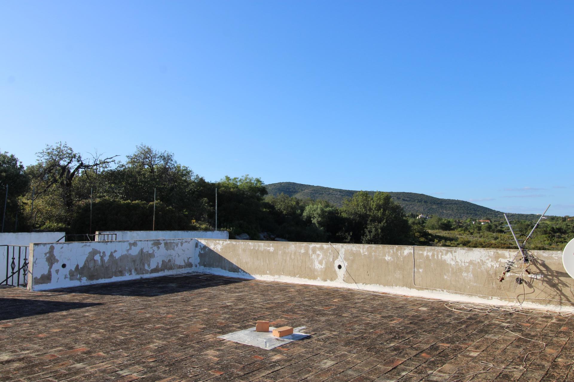 Moradia Térrea com Piscina, Vista Mar e Serra, em Ambiente Rural Tranquilo Próximo de Moncarapacho e Olhão