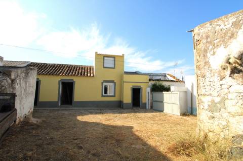 Moradia V3 com 2 anexos para recuperar - Olhão