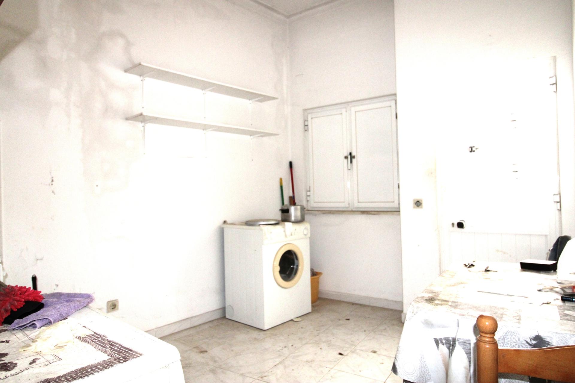 MORADIA EM BANDA, BAIXA OLHÃO , PARA RENOVAR