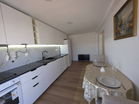 Apartamento T2 Remodelado no Último Piso | Centro de Olhão | 117 m² | Luminosidade e Conforto