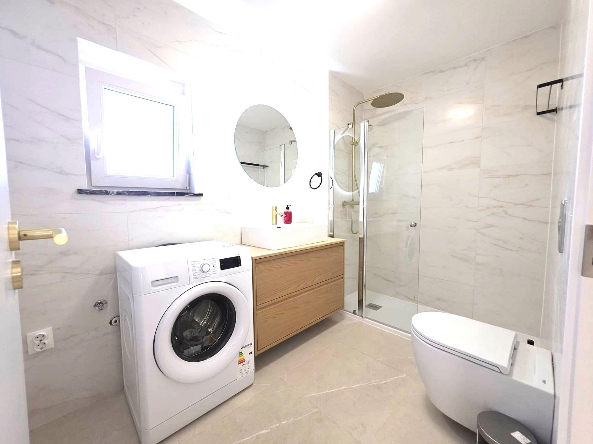 Apartamento T2 Remodelado no Último Piso | Centro de Olhão | 117 m² | Luminosidade e Conforto