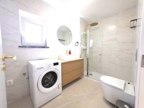 Apartamento T2 Remodelado no Último Piso | Centro de Olhão | 117 m² | Luminosidade e Conforto