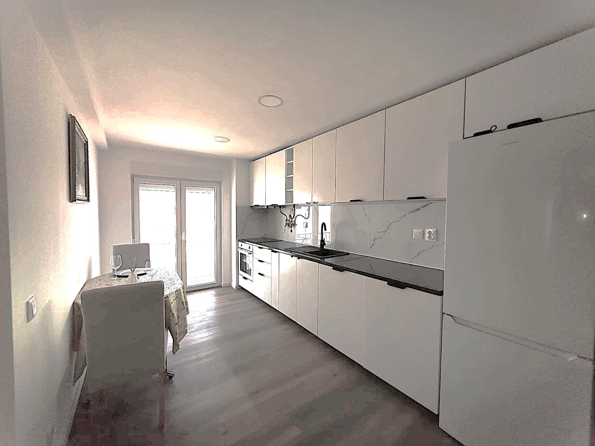 Apartamento T2 Remodelado no Último Piso | Centro de Olhão | 117 m² | Luminosidade e Conforto