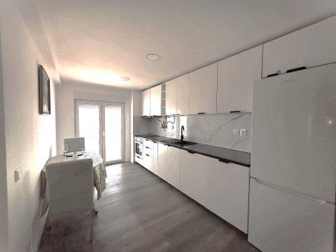 Apartamento T2 Remodelado no Último Piso | Centro de Olhão | 117 m² | Luminosidade e Conforto
