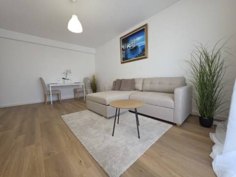 Apartamento T2 Remodelado no Último Piso | Centro de Olhão | 117 m² | Luminosidade e Conforto