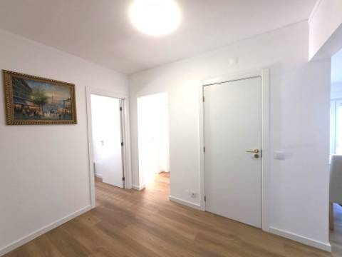 Apartamento T2 Remodelado no Último Piso | Centro de Olhão | 117 m² | Luminosidade e Conforto