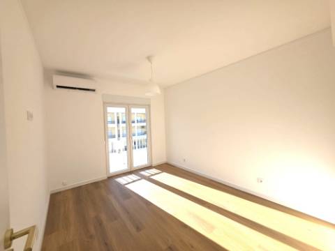 Apartamento T2 Remodelado no Último Piso | Centro de Olhão | 117 m² | Luminosidade e Conforto