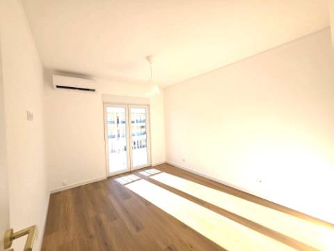 Apartamento T2 Remodelado no Último Piso | Centro de Olhão | 117 m² | Luminosidade e Conforto