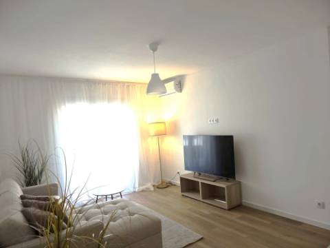 Apartamento T2 Remodelado no Último Piso | Centro de Olhão | 117 m² | Luminosidade e Conforto