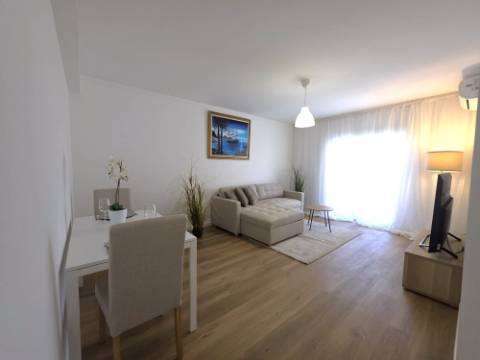 Apartamento T2 Remodelado no Último Piso | Centro de Olhão | 117 m² | Luminosidade e Conforto