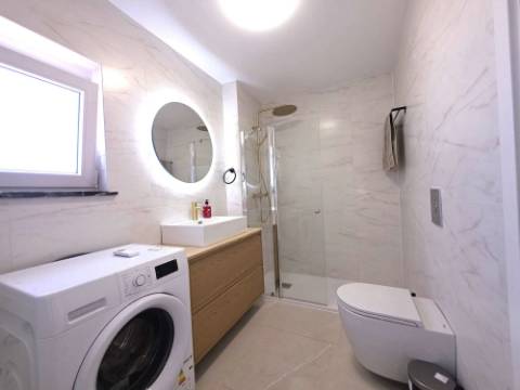 Apartamento T2 Remodelado no Último Piso | Centro de Olhão | 117 m² | Luminosidade e Conforto