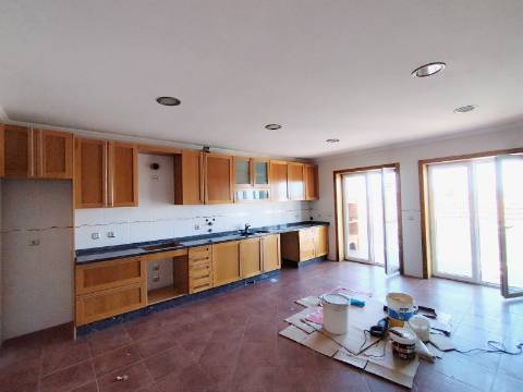 Apartamento T4 Novo com Terraço e Varanda - Vagos