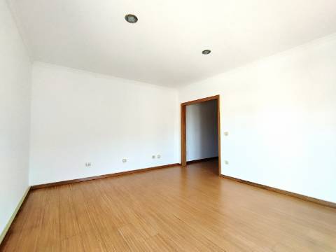 Apartamento T4 Novo com Terraço e Varanda - Vagos