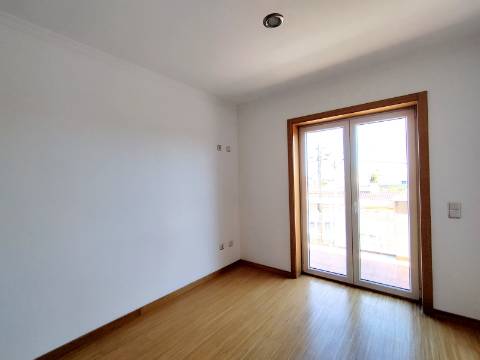 Apartamento T4 Novo com Terraço e Varanda - Vagos