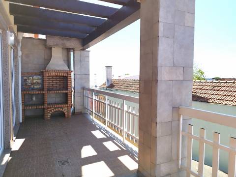 Apartamento T4 Novo com Terraço e Varanda - Vagos