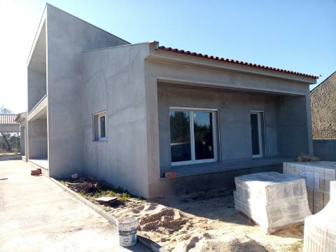 Moradia T3+1 em fase de acabamentos com Jardim e Terreno