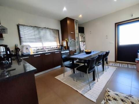 Moradia T4, Garagem e Quintal, Oliveira do Bairro