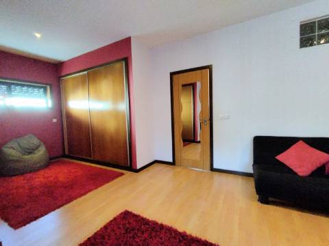 Moradia T4, Garagem e Quintal, Oliveira do Bairro