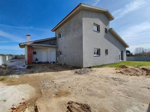 Moradia T4 - Troviscal / Oliveira do Bairro - Conforto, Espaço e Localização Privilegiada.