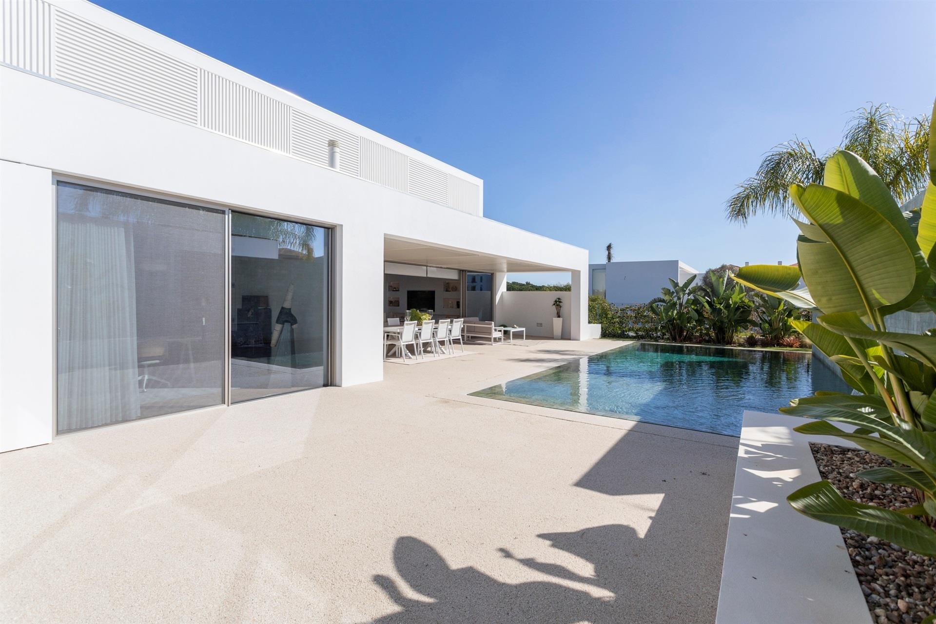 Contemporary 5-Bedroom Villa in Vilamoura - Perfect for Modern Living