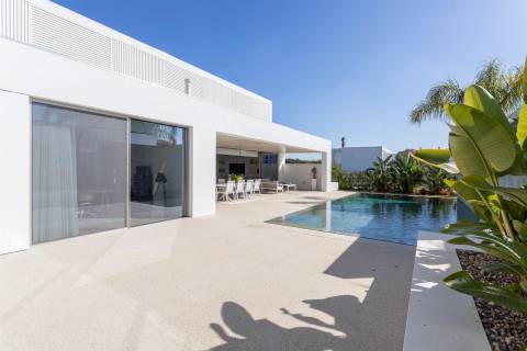 Contemporary 5-Bedroom Villa in Vilamoura - Perfect for Modern Living