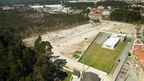 Lote de terreno para construção de moradia unifamiliar de Rc e/ou dois pisos
