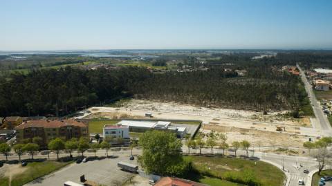 Lote de terreno para construção de moradia unifamiliar de Rc e/ou dois pisos