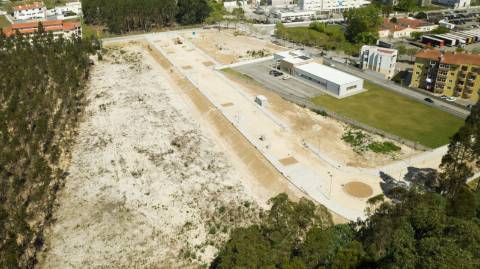 Lote de terreno para construção de moradia unifamiliar de Rc e/ou dois pisos