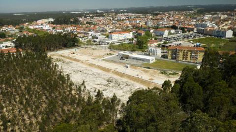Lote de terreno para construção de moradia unifamiliar de Rc e/ou dois pisos