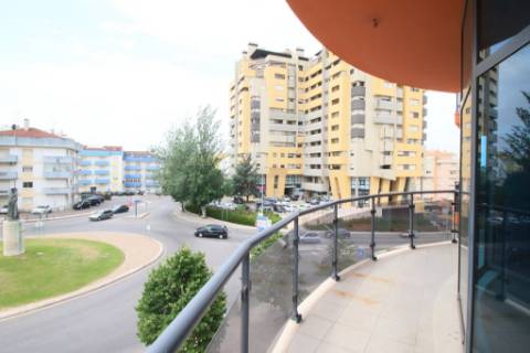Apartamento T3 equipado, com 3 parqueamentos e arrecadação em S. Domingos - Santarém