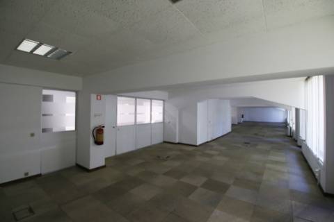 Escritório com 770m2, 2 parqueamentos duplos e uso de 2 terraços, em Entrecampos - Lisboa